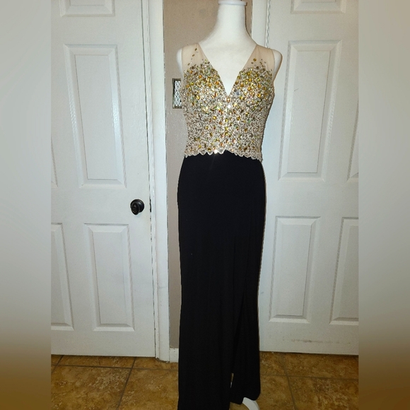 Formal Dress. - Picture 1 of 4
